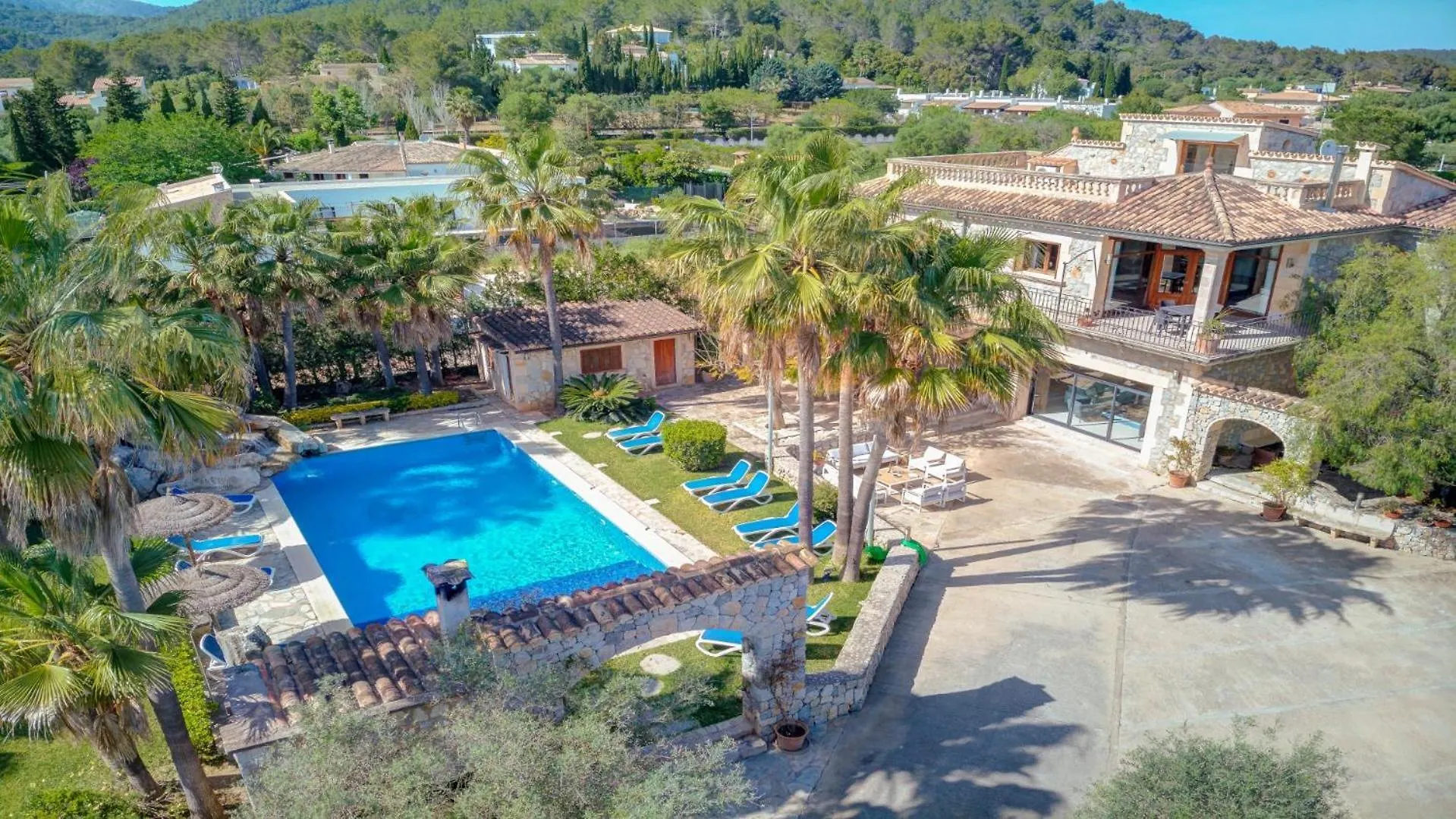 Las Palmeras location